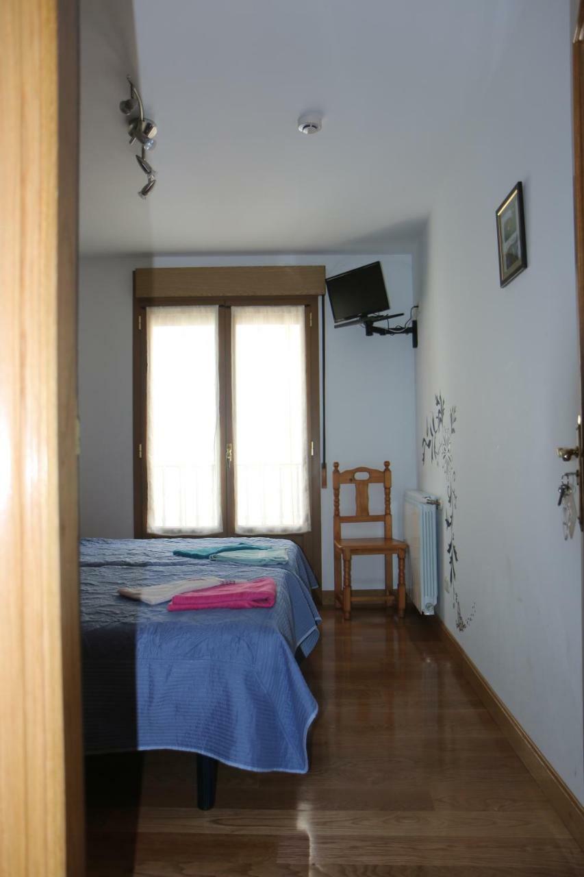 Hostal La Plaza Puente La Reina Exterior photo